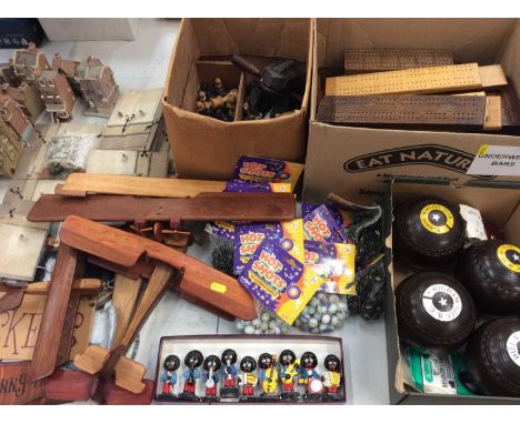 Group games and toys including bowls, dominoes, snooker balls, marbles, chess pieces, nine musical band members etc