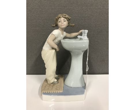 LLADRO FIGURINE 4838 GIRL AT BASIN