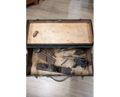 A TOOL CHEST CONTAINING VINTAGE TOOLS