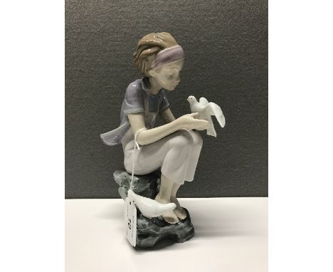 LLADRO FIGURINE 8536 PLAYING WITH DOVES AND BOX