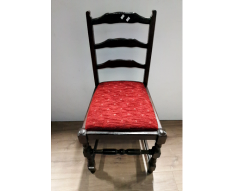 A SET OF 4 OAK TRADITIONAL LADDER BACK CHAIRS