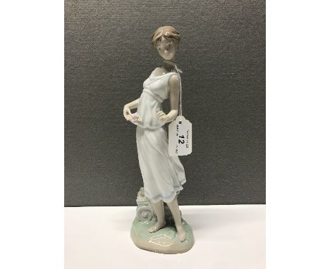 LLADRO FIGURINE 7709 FLOWERS FOR A GODDESS AND BOX