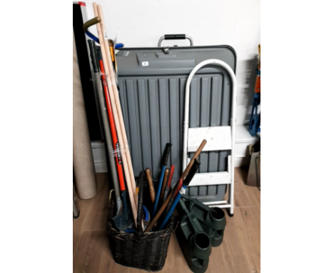 A BUNDLE OF GARDENING TOOLS AND WATERING CANS ETC