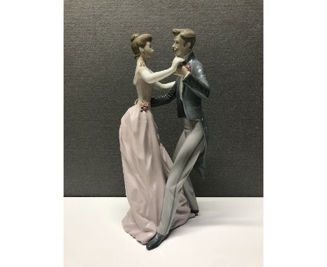 LLADRO FIGURINE 1372 DANCING COUPLE  NO BOX