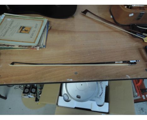 A carbon fibre violin/viola bowCONDITION REPORT Excellent condition, no obvious chips or scratches.