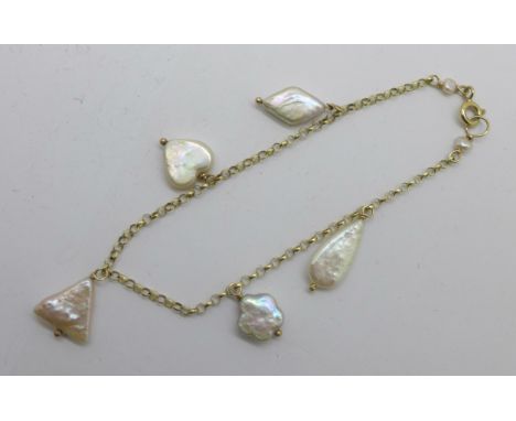 A 9ct gold and blister pearl bracelet, total weight 4.9g 
