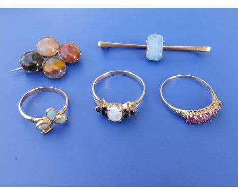 An opal clover leaf 9ct ring, two other gem set rings and two brooches. (5)