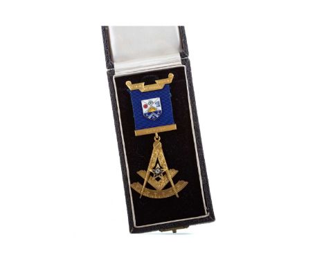 DIAMOND SET MASONIC JEWEL,with engraved square and compass motif, set with a central old mine cut diamond of approximately 0.