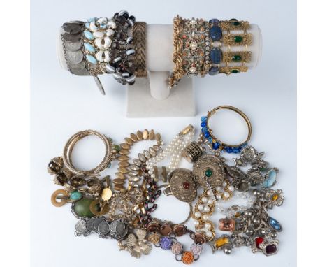 This diverse collection of 29 vintage bracelets showcases a blend of boho and elegant styles, featuring a mix of materials su