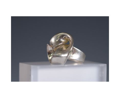 A vintage modernist ring crafted in 925 silver, featuring a sculptural openwork design with a polished finish. The interior b