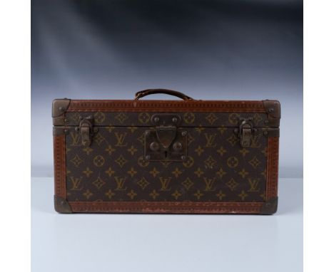 This is an exceptional vintage Louis Vuitton train case, showcasing the iconic monogram canvas design. Featuring brass hardwa