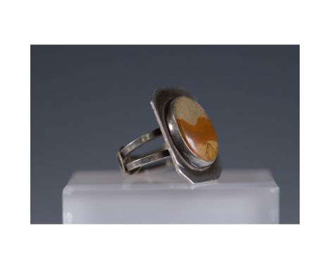 This vintage sterling silver ring features a beautiful oval jasper stone, showcasing warm, earthy tones with unique natural p