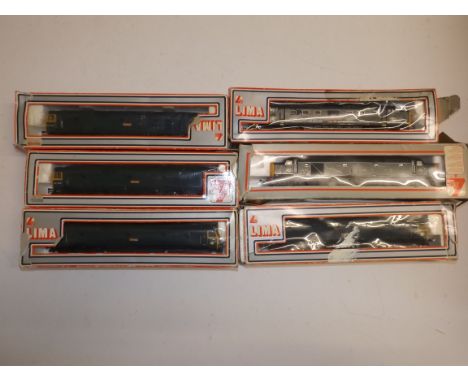 Lima:- Six diesel locomotives, "Revenge" (4) "Royal Scots Grey" (1) and 40052 worn boxes, lacquered.