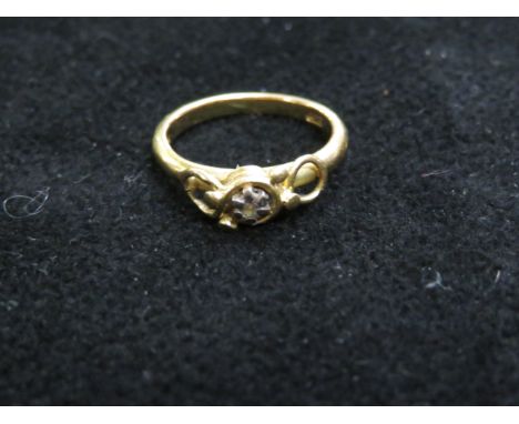 18ct Gold ring set with illusion cut diamond Size R