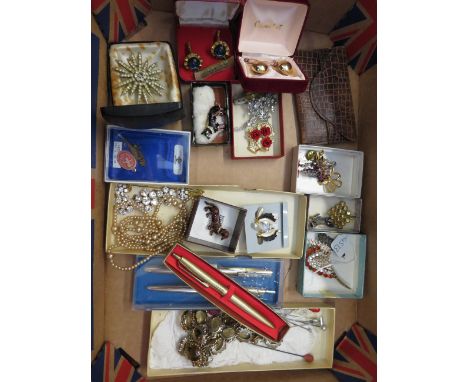 Box of vintage brooches, pin brooches &amp; others