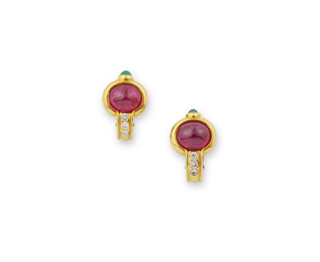 BULGARI: PAIRE DE BOUCLES D'OREILLES RUBIS, EMERAUDES ET DIAMANTSChacune ornée d'un cabochon de rubis, d'un cabochon d'émerau