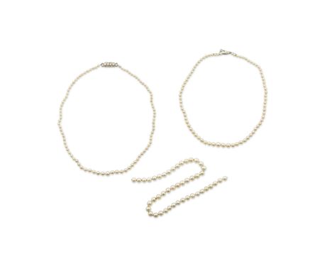 ENSEMBLE DE COLLIERS DE PERLES DE CULTUREComposé de deux colliers formés d'un rang en chute de perles de culture d'eau de mer