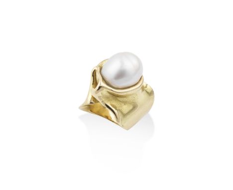 BAGUE PERLE BAROQUEEn forme de ruban stylisé, retenant une importante perle baroque, poinçon français d'occasion pour l'or 18