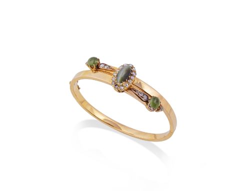 BRACELET CHRYSOBERYL, NEPHRITE ET DIAMANTComposé d'un jonc ouvrant, serti au centre d'un cabochon de chrysobéryl œil-de-chat,