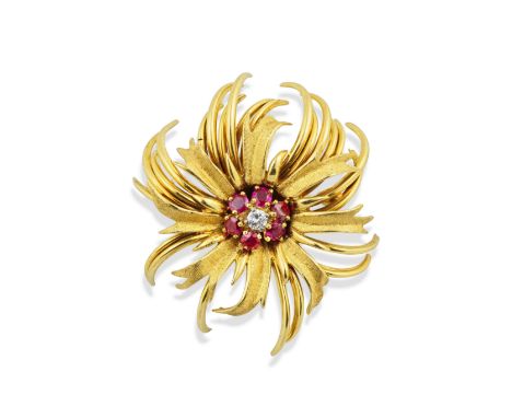 BROCHE RUBIS ET DIAMANTSFormant une fleur, sertie au centre de six rubis de forme ronde et d'un diamant de taille brillant, p
