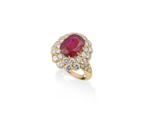BAGUE RUBIS ET DIAMANTSOrnée au centre d'un rubis facetté de forme ovale, entouré de diamants de taille brillant, poinçon fra