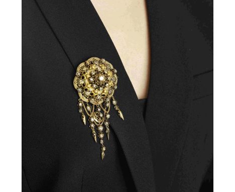 BROCHE EMAIL ET DIAMANTS, TRAVAIL FRANÇAIS, MILIEU DU 19EME SIECLEFormant une rosace ajourée, le corps finement ciselé de rin