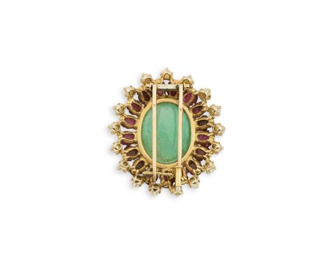 BROCHE EMERAUDE, RUBIS ET PERLESOrnée d'un cabochon d'émeraude entouré de rubis gravés, de perles de culture et d'un grenat, 