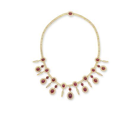 COLLIER RUBIS ET DIAMANTSComposé d'une frange stylisée retenant des cabochons de rubis alternés de diamants de taille brillan