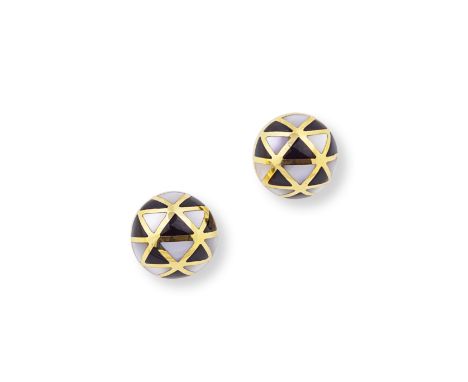 PAIRE DE BOUCLES D'OREILLES NACRE ET ONYXChacune de forme ronde, sertie de motifs triangulaires en nacre et onyx, poinçon fra