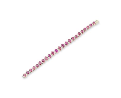 BRACELET RUBIS ET DIAMANTSComposé d'une alternance de rubis de forme ovale et de diamants de taille brillant, poinçons frança
