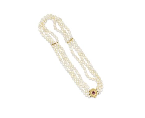 COLLIER PERLES DE CULTUREComposé de trois rangs de perles de culture, terminé par un fermoir serti d'un cabochon de rubis dan