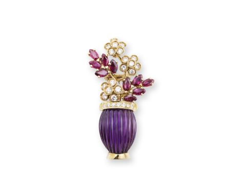 BROCHE AMETHYSTE, RUBIS ET DIAMANTSLe vase orné d'un cabochon d'améthyste godronné, les fleurs et le feuillage sertis de diam