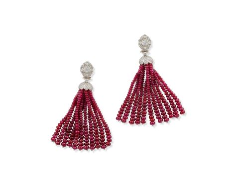 PAIRE DE PENDANTS D'OREILLES RUBIS ET DIAMANTSChacun composé d'un élément floral serti de diamants de taille brillant, retena