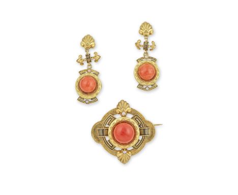 PARTIE DE PARURE OR ET CORAILComposée d'une broche circulaire sertie d'un cabochon de corail réhaussé d'émail noir et de perl