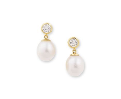 PAIRE DE BOUCLES D'OREILLES PERLES DE CULTURE ET DIAMANTSChacune sertie d'un diamant de taille brillant en serti clos retenan