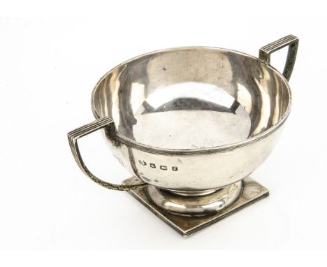 A George V silver footed bowl from William Hutton &amp; Sons, the twin handled circular bowl on a square base, 8.2 ozt, 18cm 