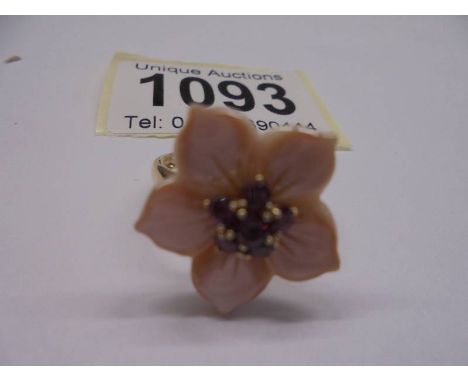 A 9ct gold flower ring, size N, 3.3 grams.