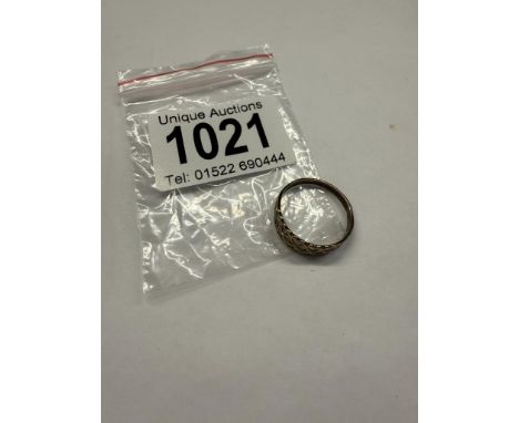 A 9ct gold ring, size O, 1.65 grams.