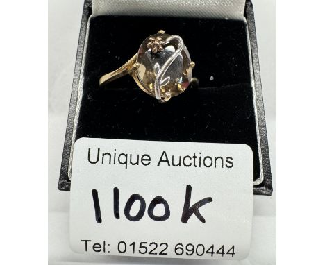 A 9ct gold ring. Size V, 3.43 grams