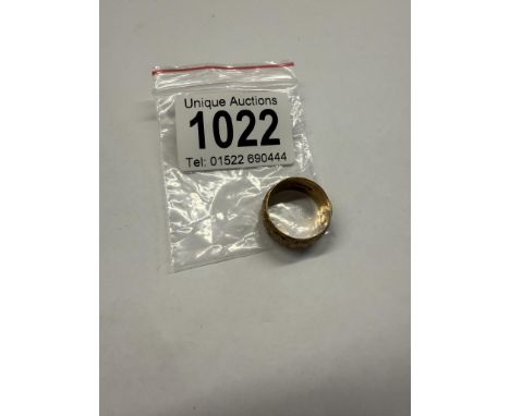A 9ct gold wedding ring with engraved design, size N half, 6.08 grams.