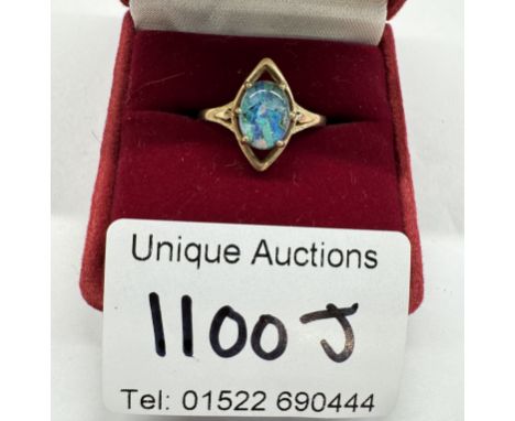 A 9ct gold ring. Size O. 1.42 grams