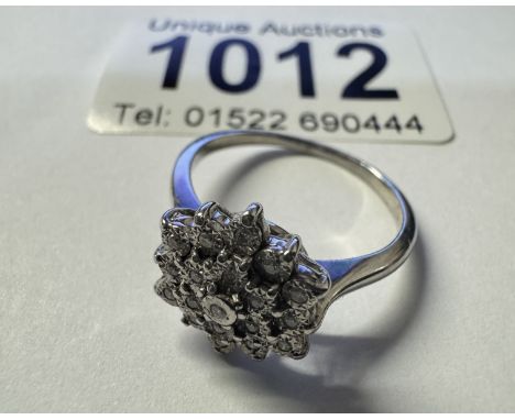 An 18ct white gold floral ring of 1ct. 2.77 grams. Size N