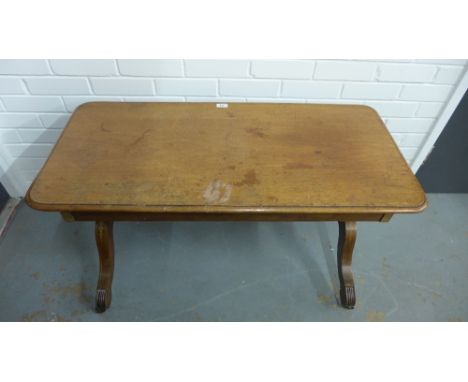 Mahogany coffee table, the rectangular top with moulded edge on inlaid shaped side supports terminating on brass castors, 55 