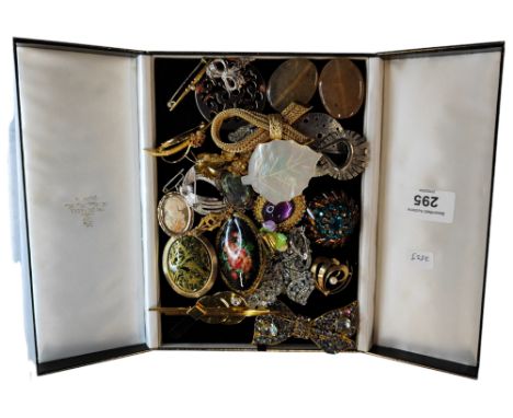 QUANTITY OF VINTAGE BROOCHES 