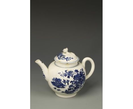 A WORCESTER BLUE AND WHITE PORCELAIN TEAPOT AND COVER, 'Fence' pattern, crescent mark on underside, 18th century, 5" high