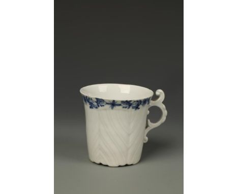 A WORCESTER BLUE AND WHITE PORCELAIN COFFEE CAN, herringbone moulded with flared rim and scroll moulded handle, painted with 
