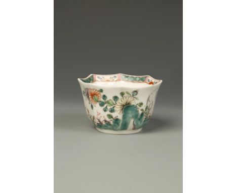 A WORCESTER PORCELAIN OCTAGONAL TEA BOWL, with polychrome painted decoration in Chinese famille-verte style, growing flowers 