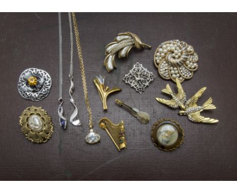 A small collection of jewellery, including a nice gilt harp set with emeralds and a ruby and reverse with small glazed panel,