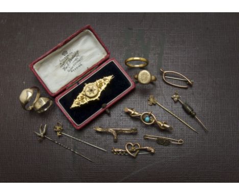 A group of Victorian and later gold and yellow metal jewellery, including a 22ct gold wedding band, 5g, an 18ct gold signet r