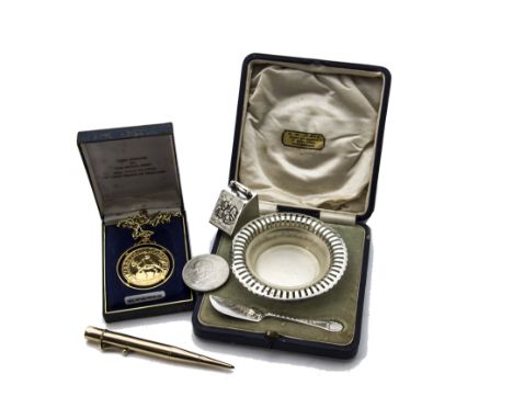 A 9ct gold Baker's Pointer retractable pencil, together with a novelty miniature silver coal scuttle ring box, a silver butte